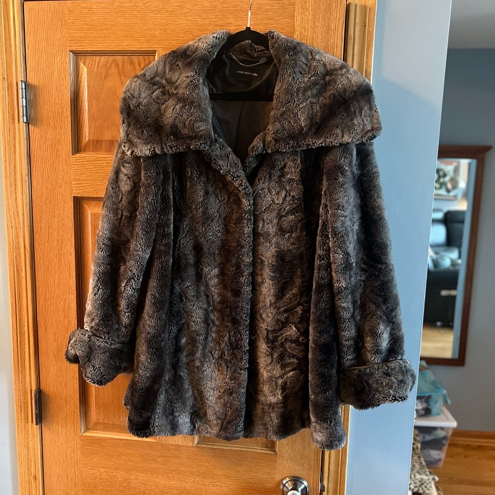 Warm and comfy swing jacket. Easy hook closures with cuffed sleeves.
